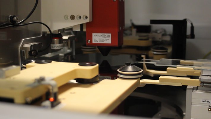 Non-contact ultrasonic automated wafer handling mechanism of the EddyCus® ResMapper fully automated mapping device carrying a 8 inch wafer
