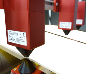 Two outer sensors test on control line and inner sensor measure on complex structures or additional control line of sheet resistance